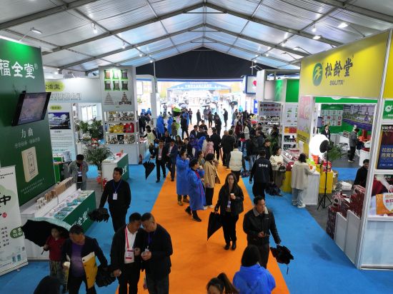 全国500余家企业参展,全方位展示中医药产业链发展成果。 全国500余家企业参展,全方位展示中医药产业链发展成果。