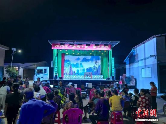 花鼓戏在古铛村精彩上演。安仁县委宣传部供图 花鼓戏在古铛村精彩上演。安仁县委宣传部供图