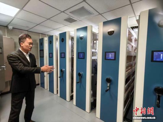 宏瑞文博董事长徐武洪介绍文物储藏柜。中新网记者 唐小晴 摄 宏瑞文博董事长徐武洪介绍文物储藏柜。中新网记者 唐小晴 摄