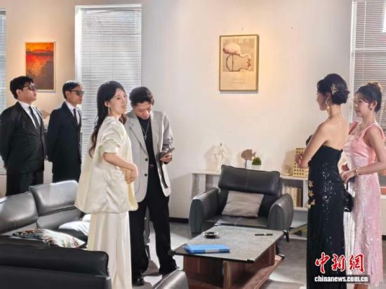 长沙县的AD片场,剧组正在拍摄短剧。中新网记者 唐小晴 摄 长沙县的AD片场,剧组正在拍摄短剧。中新网记者 唐小晴 摄