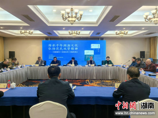 11��10�գ�����Դ�����������񶫴���������̸���ں��ϳ�ɳ�ٰ졣 ��ѩӯ ��