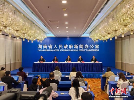 湖南“十四五”答卷系列主题新闻发布会(省教育厅专场)在长沙举行。 付敬懿 摄 湖南“十四五”答卷系列主题新闻发布会(省教育厅专场)在长沙举行。 付敬懿 摄