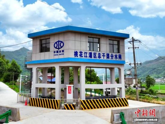 总干渠分水闸闸门可远程一键启闭。桃花江灌区管理局 供图 总干渠分水闸闸门可远程一键启闭。桃花江灌区管理局 供图