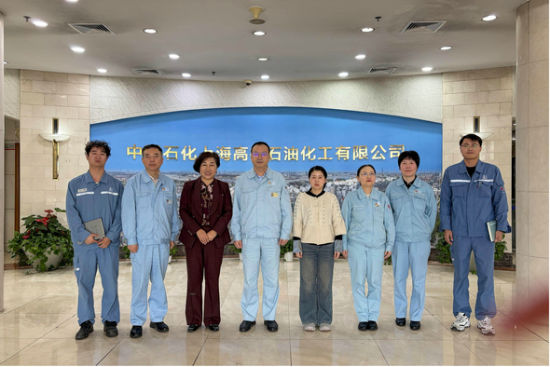 学校老师看望优秀毕业生。湖南石油化工职业技术学院 供图 学校老师看望优秀毕业生。湖南石油化工职业技术学院 供图