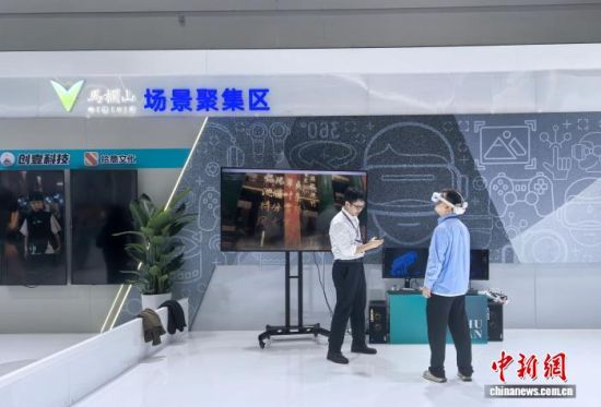 11ÔÂ12ÈÕ£¬ÔÚºþÄϳ¤É³¾ÙÐеÄ2025ÖйúÐÂýÌå¼¼ÊõÕ¹ÉÏ£¬VR´ó¿Õ¼äÀàÀúÊ·Ö÷ÌâÌåÑéÏîÄ¿¡¶Ò»ÃÎÈë´óÌÆ¡·ÎüÒýÃñÖÚÌåÑé¡£¡¡ÕÅѩӯ Éã 11ÔÂ12ÈÕ£¬ÔÚºþÄϳ¤É³¾ÙÐеÄ2025ÖйúÐÂýÌå¼¼ÊõÕ¹ÉÏ£¬VR´ó¿Õ¼äÀàÀúÊ·Ö÷ÌâÌåÑéÏîÄ¿¡¶Ò»ÃÎÈë´óÌÆ¡·ÎüÒýÃñÖÚÌåÑé¡£¡¡ÕÅѩӯ Éã