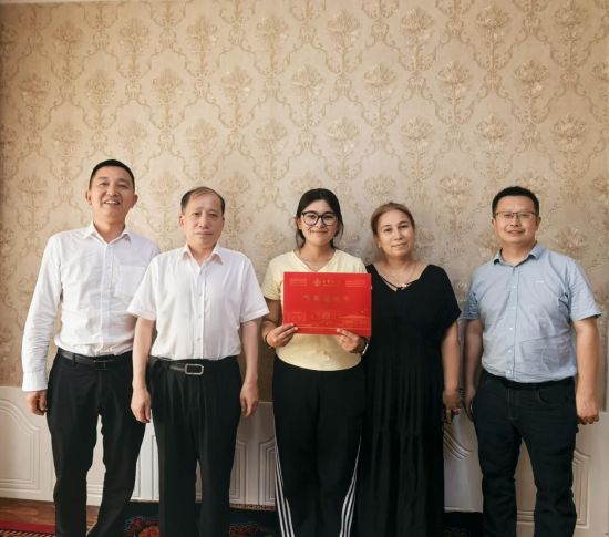 吉首大学党委书记廖志坤一行赴新疆家访。吉首大学 供图 吉首大学党委书记廖志坤一行赴新疆家访。吉首大学 供图