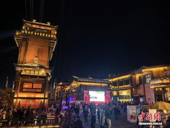 10ÔÂ29ÈÕ£¬ÖØÑô½Úµ±Ì죬λÓÚºþÄϺâÑôÄÏÔÀÇøµÄÄÏÔÀÀïҹɫÃÔÈË¡¢ÈËÁ÷ÈçÖ¯¡£ÖÐÐÂÍø¼ÇÕß Â³Òã Éã 10ÔÂ29ÈÕ£¬ÖØÑô½Úµ±Ì죬λÓÚºþÄϺâÑôÄÏÔÀÇøµÄÄÏÔÀÀïҹɫÃÔÈË¡¢ÈËÁ÷ÈçÖ¯¡£ÖÐÐÂÍø¼ÇÕß Â³Òã Éã