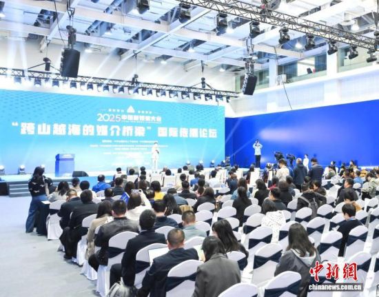 11ÔÂ13ÈÕ£¬ÒÔ¡°¿çɽԽº£µÄý½éÇÅÁº¡±ÎªÖ÷ÌâµÄ2025ÖйúÐÂýÌå´ó»á¹ú¼Ê´«²¥ÂÛ̳ÔÚºþÄϳ¤É³¾ÙÐС£¡¡ÕÅѩӯ Éã 11ÔÂ13ÈÕ£¬ÒÔ¡°¿çɽԽº£µÄý½éÇÅÁº¡±ÎªÖ÷ÌâµÄ2025ÖйúÐÂýÌå´ó»á¹ú¼Ê´«²¥ÂÛ̳ÔÚºþÄϳ¤É³¾ÙÐС£¡¡ÕÅѩӯ Éã