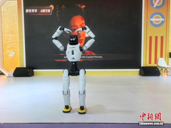 11ÔÂ13ÈÕ£¬2025ÖйúÐÂýÌå¼¼ÊõÕ¹»áÏÖ³¡£¬ºþÄϹãµçÕ¹ÇøµÄ¾ßÉíÖÇÄÜ×ÛÒպϻïÈË¡°Ð¡¾Á¡±ÕýÔÚÏò¹ÛÖÚ¡°±ÈÐÄ¡±¡£ÕÅѩӯ Éã 11ÔÂ13ÈÕ£¬2025ÖйúÐÂýÌå¼¼ÊõÕ¹»áÏÖ³¡£¬ºþÄϹãµçÕ¹ÇøµÄ¾ßÉíÖÇÄÜ×ÛÒպϻïÈË¡°Ð¡¾Á¡±ÕýÔÚÏò¹ÛÖÚ¡°±ÈÐÄ¡±¡£ÕÅѩӯ Éã