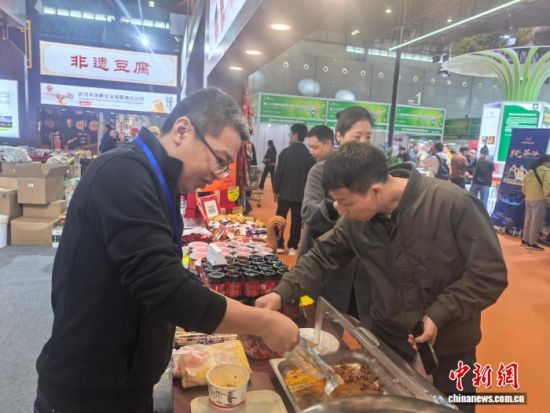 ÃñÖÚÔÚÖв¿(ºþÄÏ)Å©²©»áÉÏÑ¡¹ºÆ·³¢Å©²úÆ·¡£ÏòÒ»Åô Éã ÃñÖÚÔÚÖв¿(ºþÄÏ)Å©²©»áÉÏÑ¡¹ºÆ·³¢Å©²úÆ·¡£ÏòÒ»Åô Éã