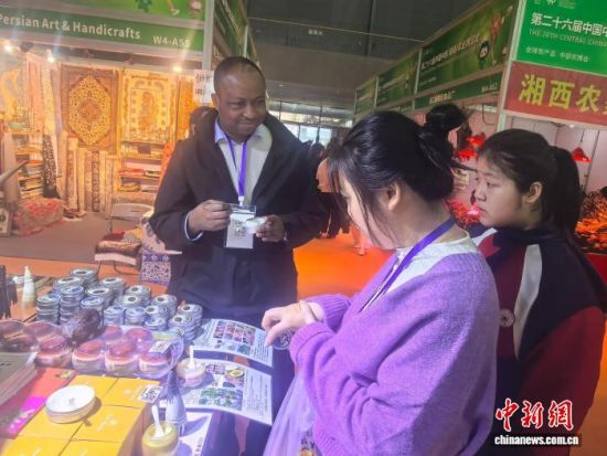 ÃñÖÚÔÚÖв¿Å©²©»áÑ¡¹º·ÇÖÞÉÌÆ·¡£ÏòÒ»Åô Éã ÃñÖÚÔÚÖв¿Å©²©»áÑ¡¹º·ÇÖÞÉÌÆ·¡£ÏòÒ»Åô Éã