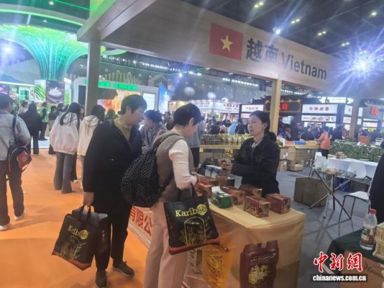 ÃñÖÚÔÚÔ½ÄÏÕ¹ÇøÑ¡¹ºÉÌÆ·¡£ ÃñÖÚÔÚÔ½ÄÏÕ¹ÇøÑ¡¹ºÉÌÆ·¡£