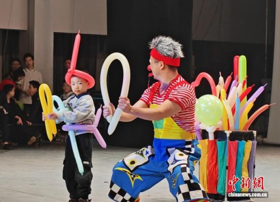 ÔÚºþÄÏÊ¡ÔÓ¼¼ÒÕÊõ¾çԺС¾ç³¡£¬Ð¡ÅóÓÑÓëÔÓ¼¼ÑÝÔ±»¥¶¯¡£ºþÄÏÊ¡ÑÝÒÕ¼¯ÍÅ ¹©Í¼ ÔÚºþÄÏÊ¡ÔÓ¼¼ÒÕÊõ¾çԺС¾ç³¡£¬Ð¡ÅóÓÑÓëÔÓ¼¼ÑÝÔ±»¥¶¯¡£ºþÄÏÊ¡ÑÝÒÕ¼¯ÍÅ ¹©Í¼