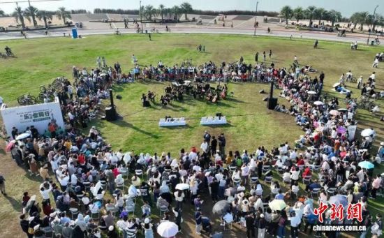 ÔÚ³¤É³ËÉÑźþɳ̲¹«Ô°¾ÙÐеġ°¡®ÀÖ¡¯ÄãͬÐС±³¤É³½»ÏìÀÖÍÅÒôÀֻᡣºþÄÏÊ¡ÑÝÒÕ¼¯ÍÅ ¹©Í¼ ÔÚ³¤É³ËÉÑźþɳ̲¹«Ô°¾ÙÐеġ°¡®ÀÖ¡¯ÄãͬÐС±³¤É³½»ÏìÀÖÍÅÒôÀֻᡣºþÄÏÊ¡ÑÝÒÕ¼¯ÍÅ ¹©Í¼