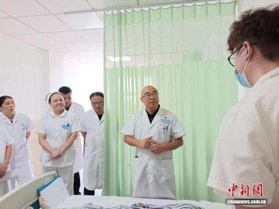 2025Äê9ÔÂ4ÈÕ£¬ÑÔ¸Ù´øÁìÒ½»¤ÍŶÓÔÚÒ½ÔºÍâ¿Æ²é·¿¡£¶«°²ÏØÎ¯Ðû´«²¿¹©Í¼ 2025Äê9ÔÂ4ÈÕ£¬ÑÔ¸Ù´øÁìÒ½»¤ÍŶÓÔÚÒ½ÔºÍâ¿Æ²é·¿¡£¶«°²ÏØÎ¯Ðû´«²¿¹©Í¼