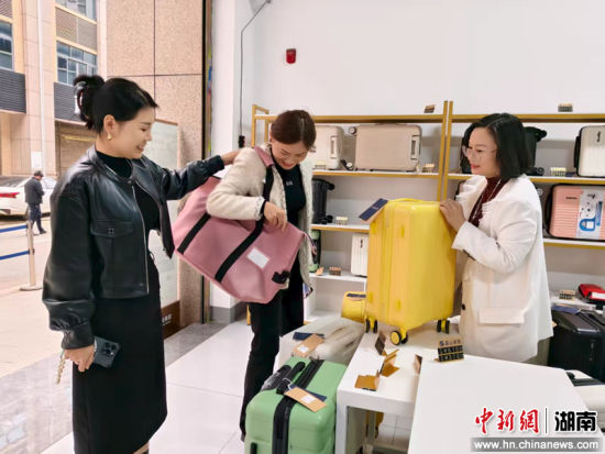 消费者正在街区选购箱包。刘文斌 摄 消费者正在街区选购箱包。刘文斌 摄