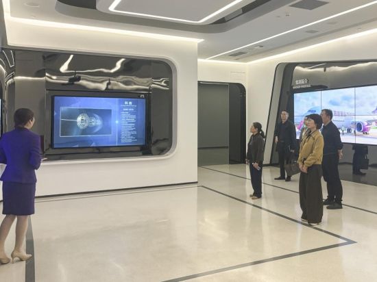 参观企业。湖南石油化工职业技术学院 供图 参观企业。湖南石油化工职业技术学院 供图