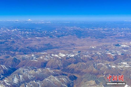 图为2024年11月13日,从出藏航班上俯瞰青藏高原,画面左上角远处是青藏高原主要山脉之一念青唐古拉山脉主峰。中新社记者 江飞波 摄 图为2024年11月13日,从出藏航班上俯瞰青藏高原,画面左上角远处是青藏高原主要山脉之一念青唐古拉山脉主峰。中新社记者 江飞波 摄