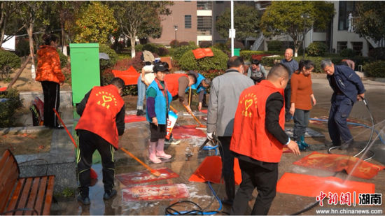 邵东市“三报到四服务”机制让党员力量下沉。 邵东市“三报到四服务”机制让党员力量下沉。