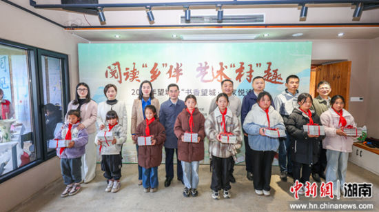 活动中为茶亭镇珠琳小学的学生赠送书籍。 活动中为茶亭镇珠琳小学的学生赠送书籍。