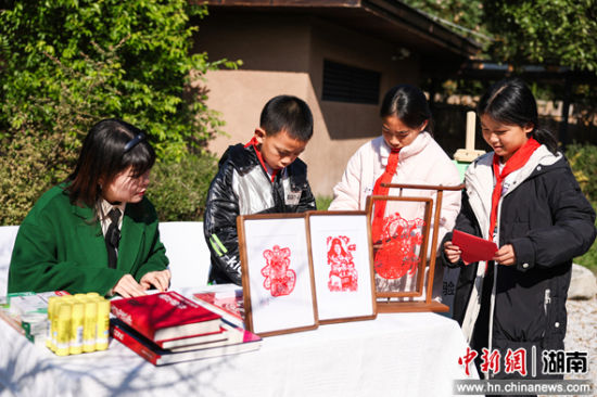 老师手把手教学生泥塑、剪纸。 老师手把手教学生泥塑、剪纸。