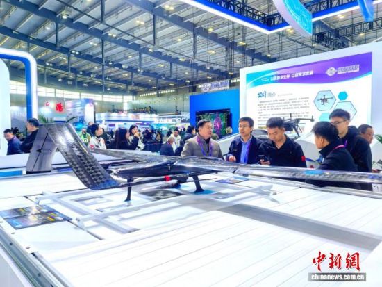 11月21日,2025湖南(国际)通用航空及低空经济产业博览会在长沙举行。图为民众在现场观展。 张雪盈 摄 11月21日,2025湖南(国际)通用航空及低空经济产业博览会在长沙举行。图为民众在现场观展。 张雪盈 摄