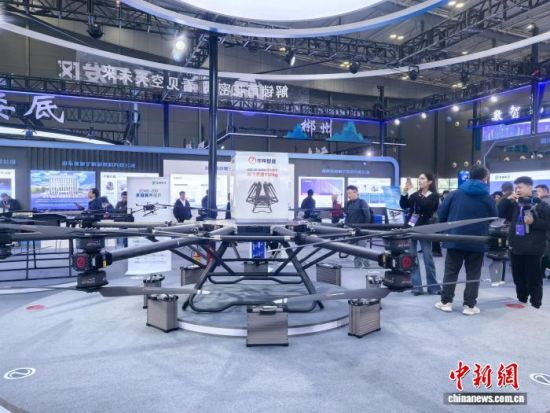 11月21日,2025湖南(国际)通用航空及低空经济产业博览会在长沙举行。图为现场展出的ZX-W500空中皮卡。 张雪盈 摄 11月21日,2025湖南(国际)通用航空及低空经济产业博览会在长沙举行。图为现场展出的ZX-W500空中皮卡。 张雪盈 摄