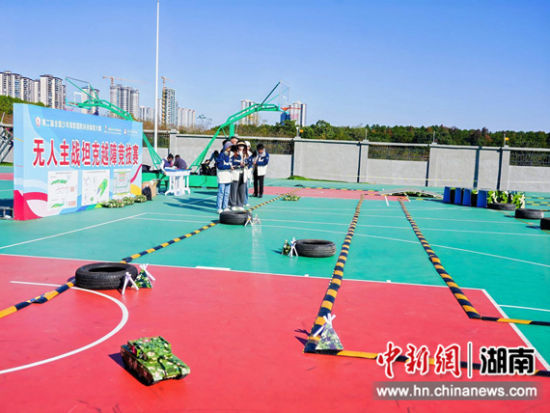 无人主战坦克越障竞技赛现场。 无人主战坦克越障竞技赛现场。