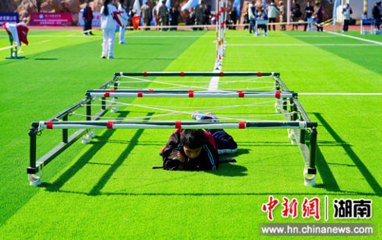 障碍背枪蛇形跑比赛现场。 障碍背枪蛇形跑比赛现场。