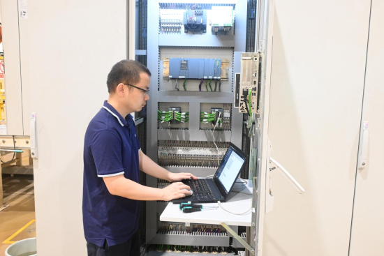 金灵在生产现场进行设备检查。常德卷烟厂 供图 金灵在生产现场进行设备检查。常德卷烟厂 供图