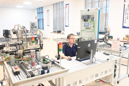 金灵在制丝车间劳模(工匠)创新工作室开展课题攻关。常德卷烟厂 供图 金灵在制丝车间劳模(工匠)创新工作室开展课题攻关。常德卷烟厂 供图