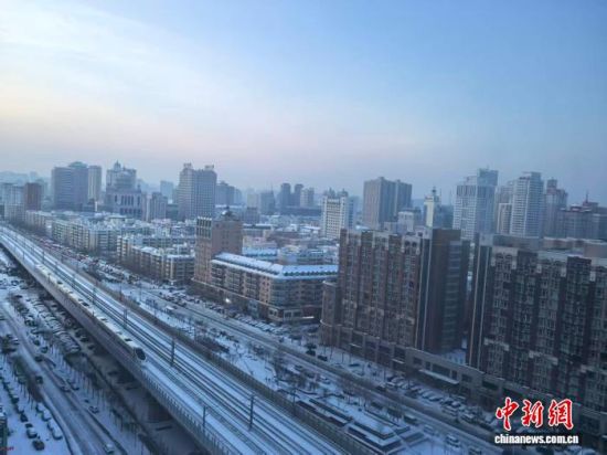 11月26日晚,哈尔滨市迎来降雪天气,铁路和公路两旁都覆盖着一层白雪。姜辉 摄 11月26日晚,哈尔滨市迎来降雪天气,铁路和公路两旁都覆盖着一层白雪。姜辉 摄