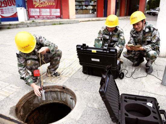 工作人员操作“谛听60”测漏管道机器人进行问题管道检漏。 殷文斌 摄 工作人员操作“谛听60”测漏管道机器人进行问题管道检漏。 殷文斌 摄