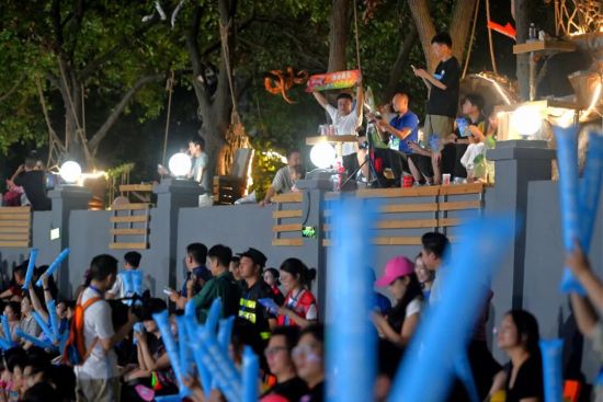 10月12日晚,永州市体育场,球迷们在“挂票”观赛区观看比赛。湖南日报全媒体记者 郭立亮 摄 10月12日晚,永州市体育场,球迷们在“挂票”观赛区观看比赛。湖南日报全媒体记者 郭立亮 摄