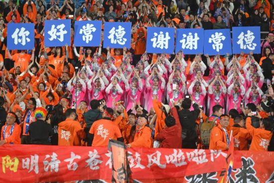 11月22日晚,常德市体育运动中心,球迷在加油助威。湖南日报全媒体记者 郭立亮 摄 11月22日晚,常德市体育运动中心,球迷在加油助威。湖南日报全媒体记者 郭立亮 摄