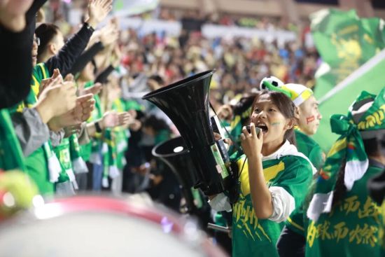 11月1日晚,2025“湘超联赛”湘潭队主场对阵郴州队,郴州队球迷在加油呐喊。陈哲君 摄 11月1日晚,2025“湘超联赛”湘潭队主场对阵郴州队,郴州队球迷在加油呐喊。陈哲君 摄