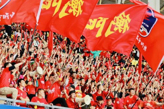 11月15日晚,衡阳市体育中心,球迷在加油助威。 罗茂盟 摄 11月15日晚,衡阳市体育中心,球迷在加油助威。 罗茂盟 摄