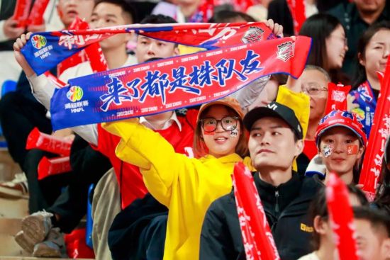11月16日晚,2025“湘超联赛”第十轮,株洲队对阵娄底队,株洲队球迷在加油呐喊。株洲市体育中心供图 11月16日晚,2025“湘超联赛”第十轮,株洲队对阵娄底队,株洲队球迷在加油呐喊。株洲市体育中心供图