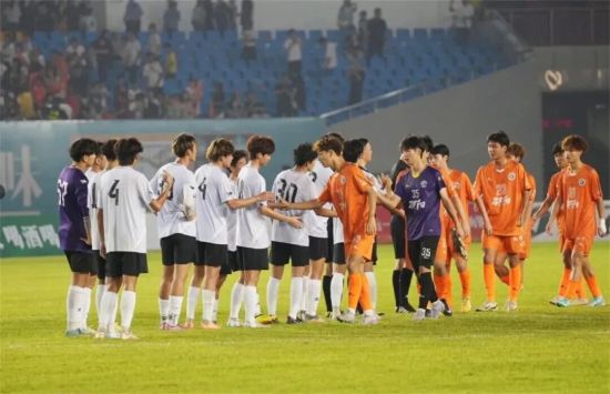 10月1日晚,“湘超”邵阳队与大湾区湖南人队友谊赛在邵阳市体育中心举行。图源 湖南政协新闻网 10月1日晚,“湘超”邵阳队与大湾区湖南人队友谊赛在邵阳市体育中心举行。图源 湖南政协新闻网