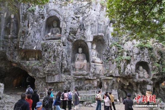 12月1日,游客参观杭州飞来峰造像。曹丹 摄 12月1日,游客参观杭州飞来峰造像。曹丹 摄