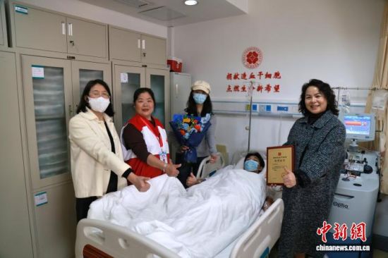 12月1日,丁字欢顺利完成造血干细胞采集。刘向贺 摄 12月1日,丁字欢顺利完成造血干细胞采集。刘向贺 摄