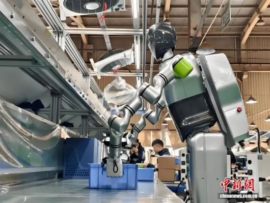 中联机器人。湘江新区宣传工作部 供图 中联机器人。湘江新区宣传工作部 供图