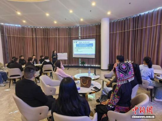 近日,“青春赴县·大学生创业先行者分享会”在湖南永兴县中国银都文创园举行。中新网记者 鲁毅 摄 近日,“青春赴县·大学生创业先行者分享会”在湖南永兴县中国银都文创园举行。中新网记者 鲁毅 摄