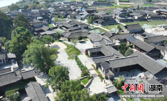 ��ɫ����ľ�ƺ�Ŵ塣