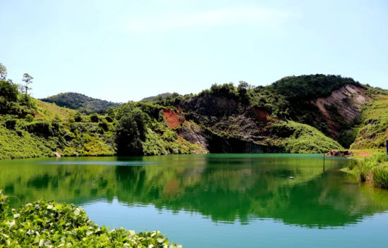 石板滩镇原石煤矿坑经生态修复后变身湛蓝湖泊。 石板滩镇原石煤矿坑经生态修复后变身湛蓝湖泊。
