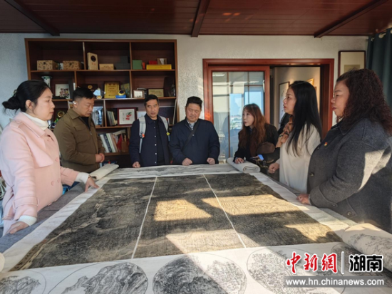 艺术家们参观伍艳辉非遗夏布艺术工作室 艺术家们参观伍艳辉非遗夏布艺术工作室