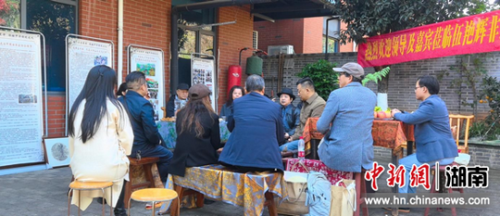 艺术家们在伍艳辉非遗夏布艺术工作室召开座谈会 艺术家们在伍艳辉非遗夏布艺术工作室召开座谈会