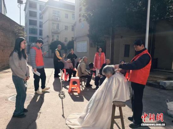 驻村工作队联合社区工作人员安排义剪。代益香 摄 驻村工作队联合社区工作人员安排义剪。代益香 摄