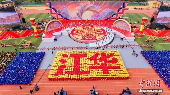 江华举行“砥砺奋进新时代,同心逐梦新江华”文艺展演。江华县委宣传部供图 江华举行“砥砺奋进新时代,同心逐梦新江华”文艺展演。江华县委宣传部供图