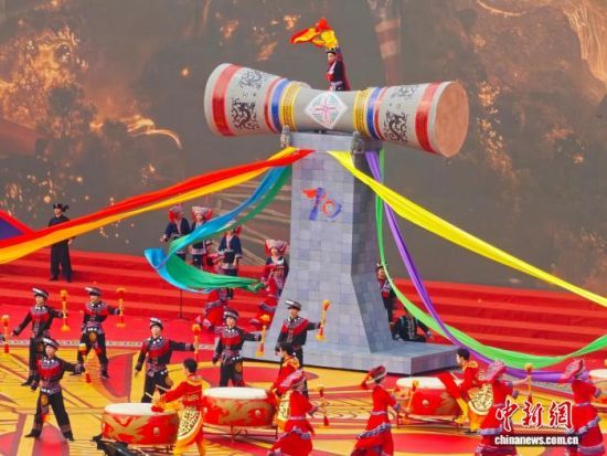 江华举行“砥砺奋进新时代,同心逐梦新江华”文艺展演。中新网记者 唐小晴 摄 江华举行“砥砺奋进新时代,同心逐梦新江华”文艺展演。中新网记者 唐小晴 摄